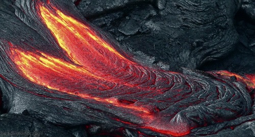Lava ardiente brotando de un volcán: Videos naturaleza sin Creative Commons